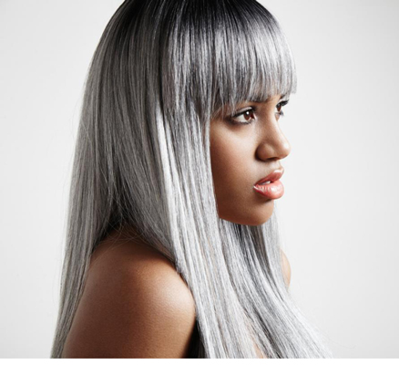  Graue Haare sind im Frisurentrend 2017 was Haarfarben betrifft voll im Trend, auch im Langhaar bereich | © Shutterstock